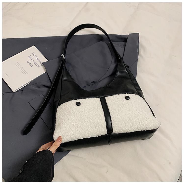 Korean version of fashion niche texture underarm tote bag, new large-capacity lamb wool splicing contrasting color shoulder messenger bag