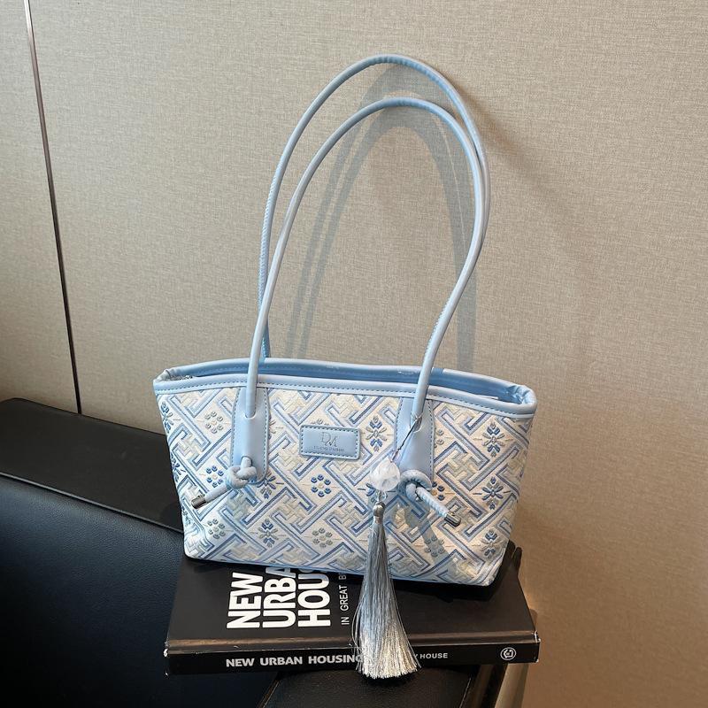 

Simple and versatile bag women s 2025 summer new high-end texture fashion embroidery shoulder armpit bag синий