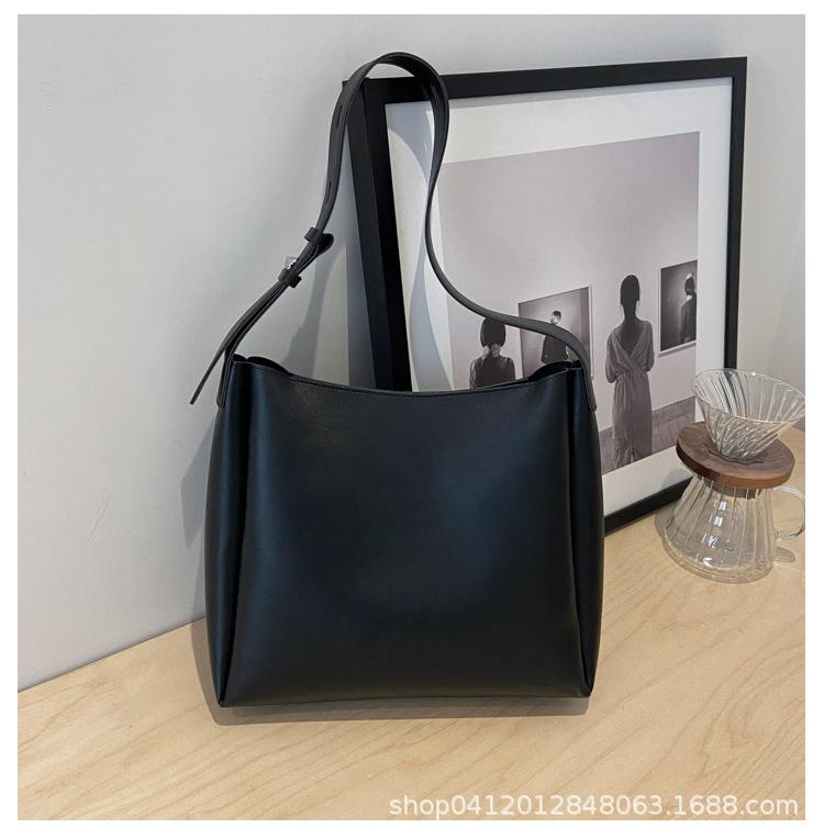 

Korean version of fashion commuter large-capacity child and mother bag 2025 winter new atmospheric personality trend shoulder bucket bag чёрный