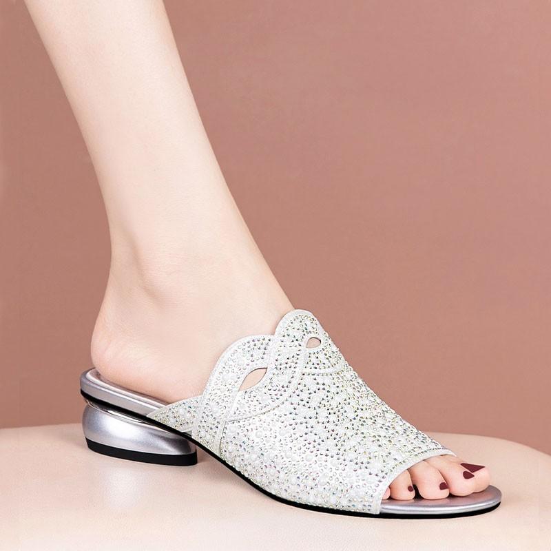 

2025 новые летние сандалии средний каблук толстый каблук сандалии ленивая обувь стразы жемчуг открытый носок полушлепанцы фабрика 41 серебряный