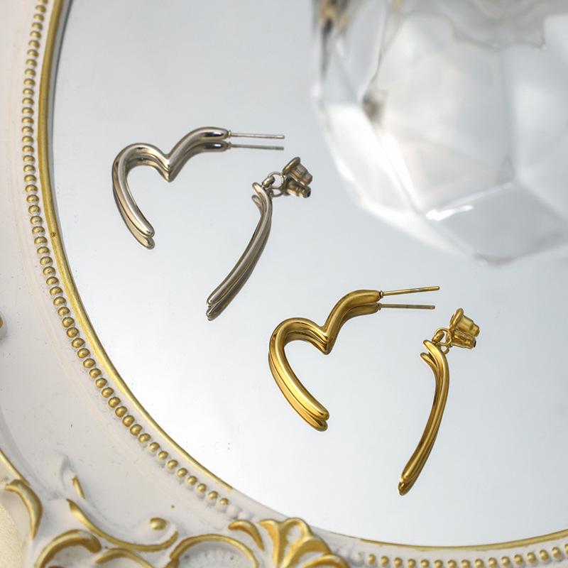 Gold Heart Earrings Light Luxury Titanium Steel Earrings Niche Design Peach Heart Stud Earrings