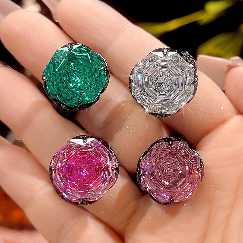 Produkt Biżuteria Miedziany Spód Pozłacany Symulacja Cięcie Różowe Biały Diament Lekki Luksus Czarno-Złoty Pierścionek Damski 16 Mm