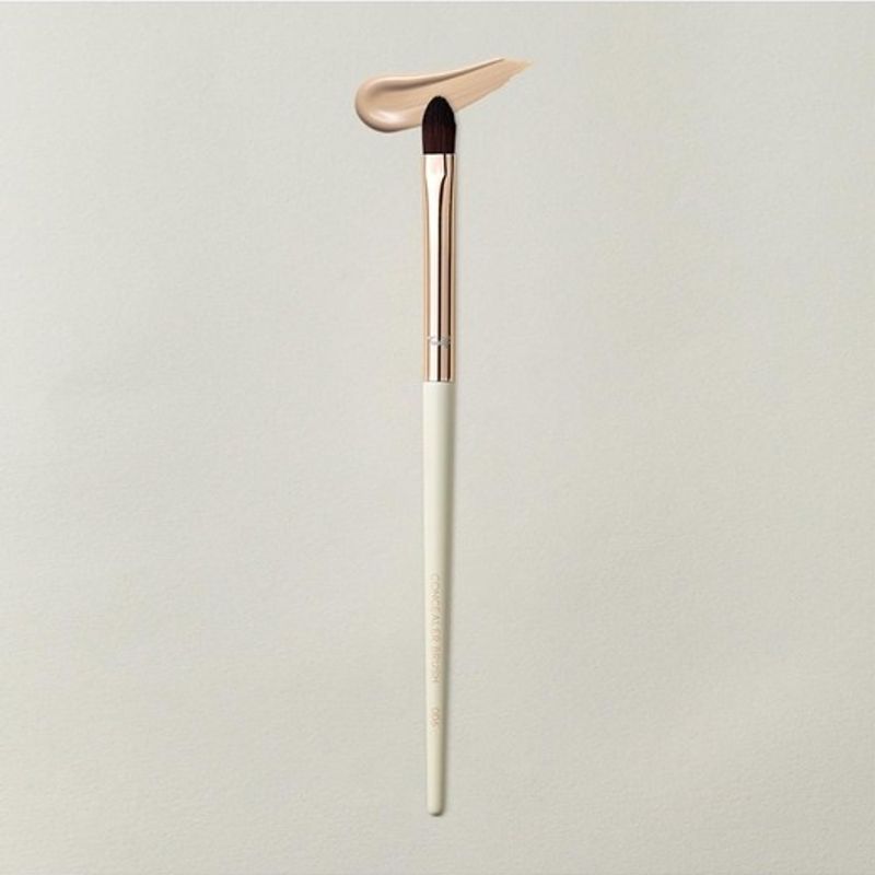 

concealer brush