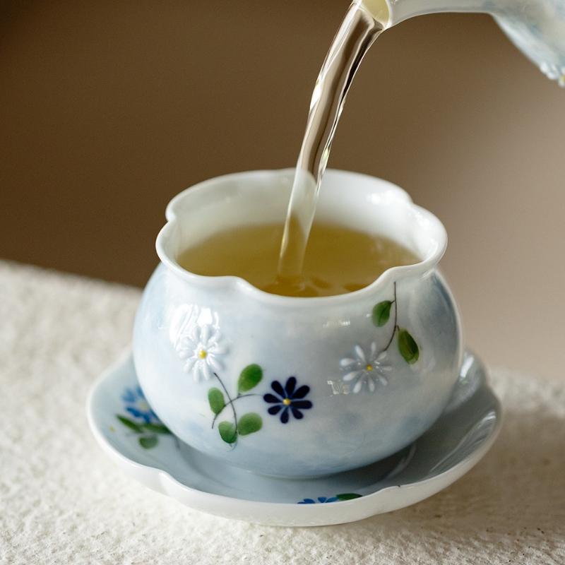 Hand Painted Ceramic Tea Cup Daisy Scalloped Rim Master Cup Chinese Gongfu Tea Set Home Office Use Zen Style Gift