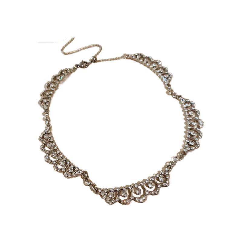 Elegancki naszyjnik z koronką w kształcie łzy wysadzany diamentami - Minimalistyczny luksus dla kobiet