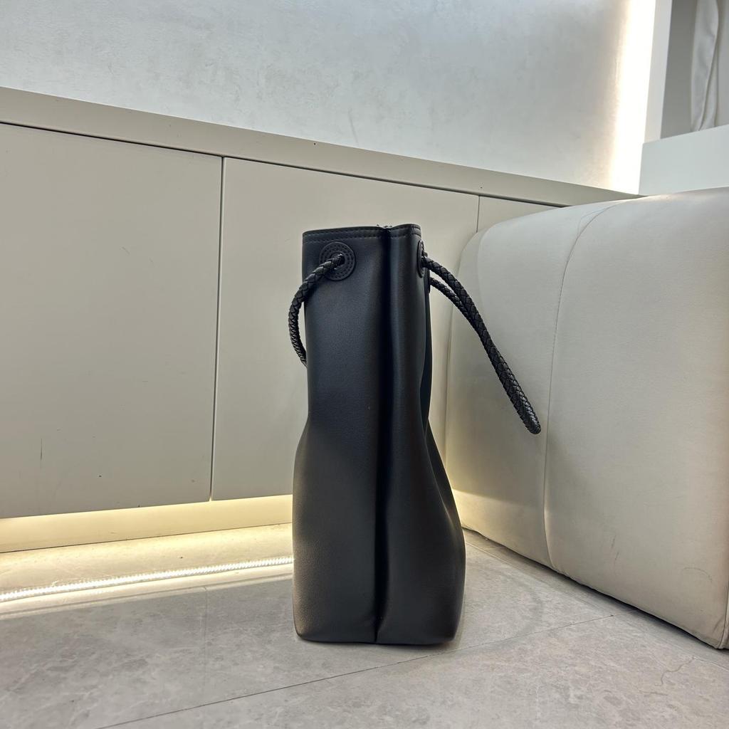 Grenzüberschreitende Mode Rindsleder Große Kapazität Geflochtene Schmetterlings-Eimer-Handtasche - Vielseitige Pendler-Crossbody-Tasche für Damen.