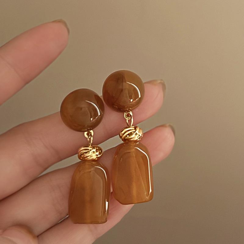 Maillard Brown Geometric Round Stud Earrings: Fashionable, Retro, and Versatile High-End Jewelry for Women.