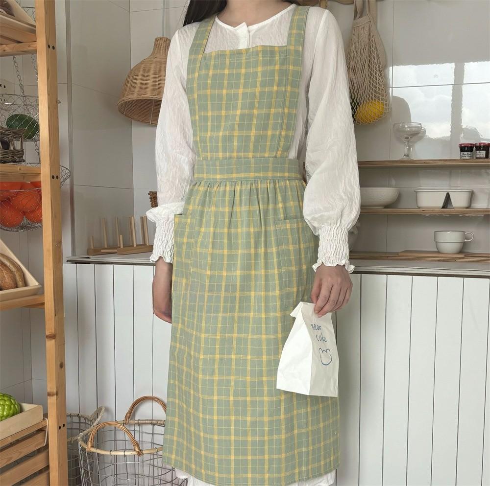 Cotton Sleeveless Apron With Fresh Checkered Pattern For Kitchen And Cafe Use