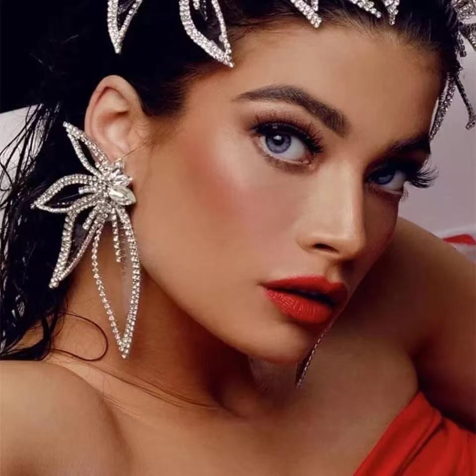 Hot selling fashion earrings in Europe and America, women's exaggerated sparkling diamond leaf shaped flower earrings, personali