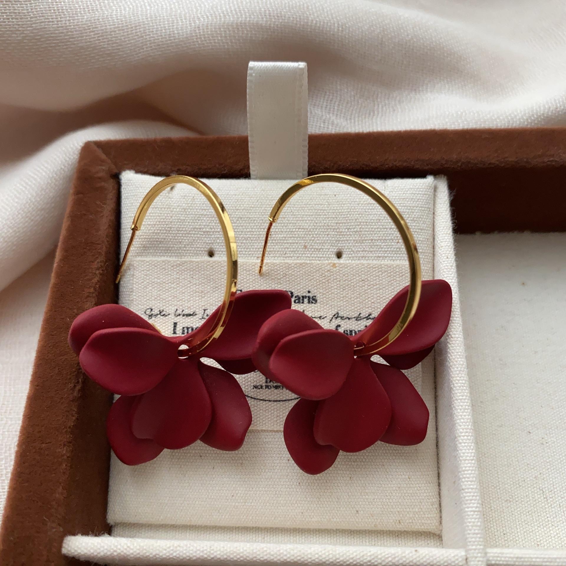 Red Three-Dimensional Petal Flower Stud Earrings Three-Dimensional Unique Stud Earrings Elegant High-Grade Light Luxury Versatile Earrings