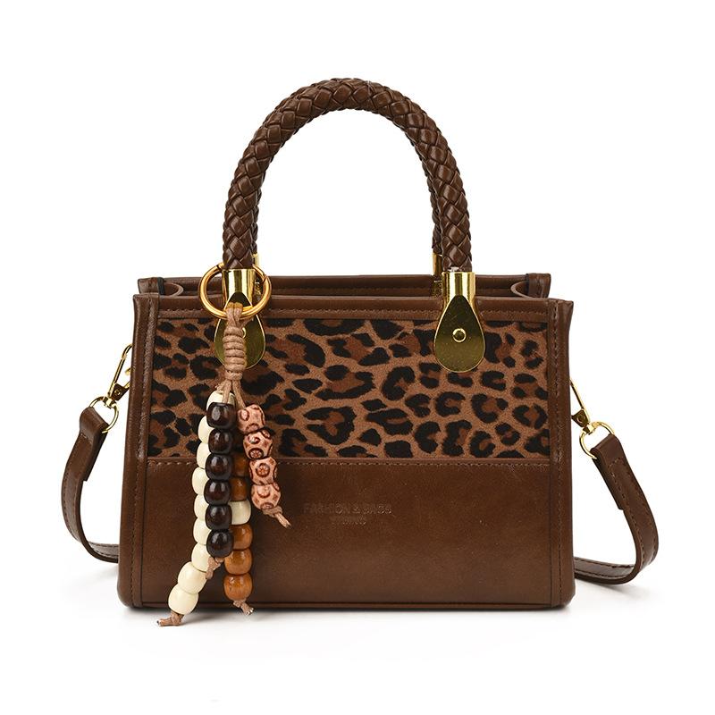 

Autumn and winter Korean version splicing portable small bag women s 2025 new retro matte messenger bag casual shoulder small square bag