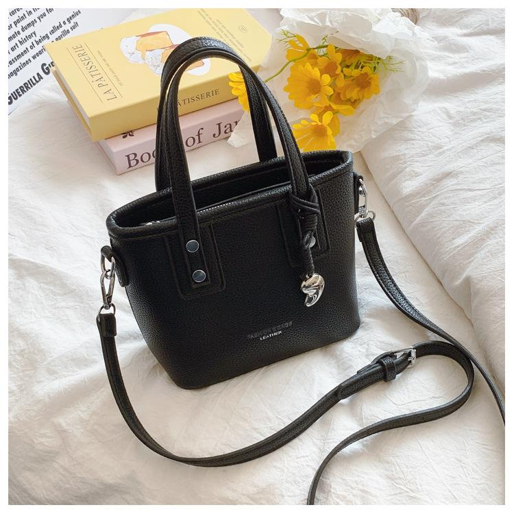 

Маленькая сумка-мессенджер контрастного цвета для поездок на работу, новая корейская версия 2025, простая, в зарубежном стиле, портативная сумка-ведро, женская чёрный