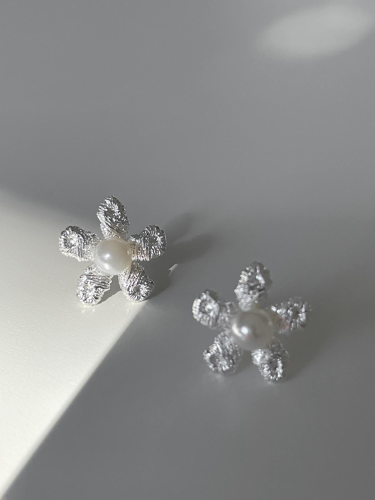 

Striped flower design pearl stud earrings female niche ins light luxury 925 silver needle high-end temperament fashion 925 silver needles