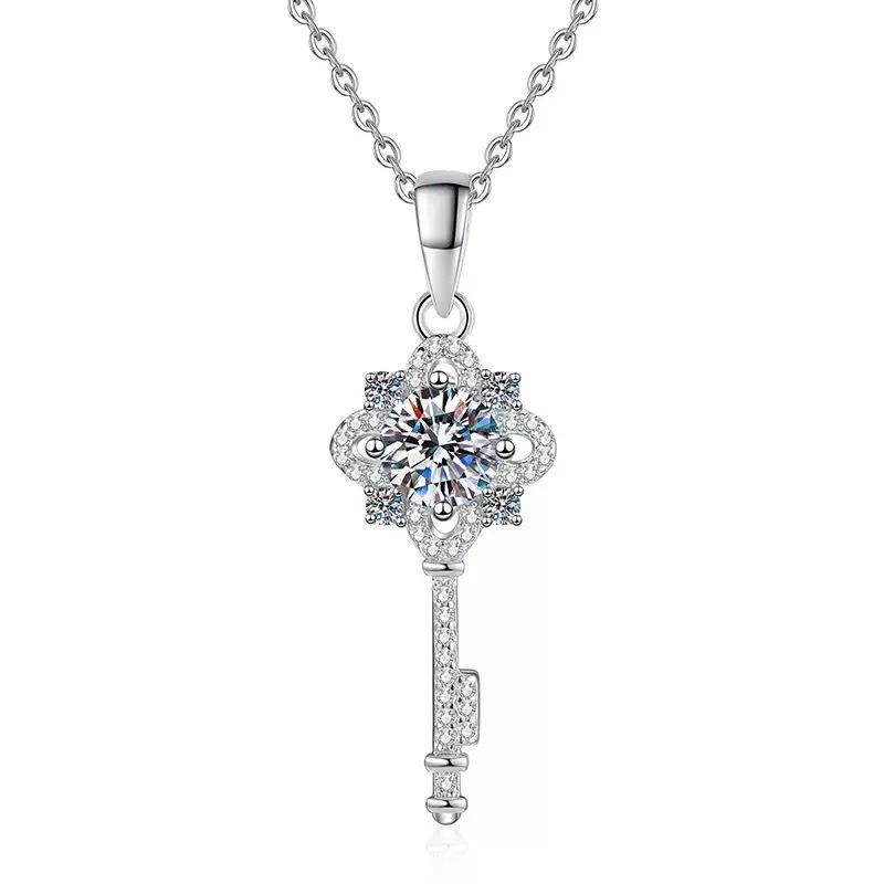 European & American Four-Leaf Clover Key Pendant Necklace with 1-Carat Eight Hearts & Arrows Gem - Women's Jewelry Gift