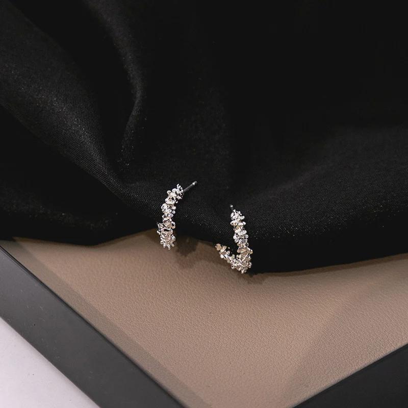 Cercei argintii neregulați în formă de C: Design de lux cu suprafață multi-reflectorizantă