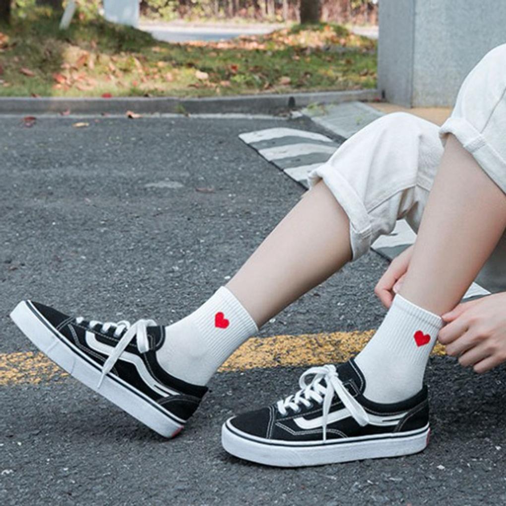 20 pairs of heart-shaped women's mid-calf socks (white) for students