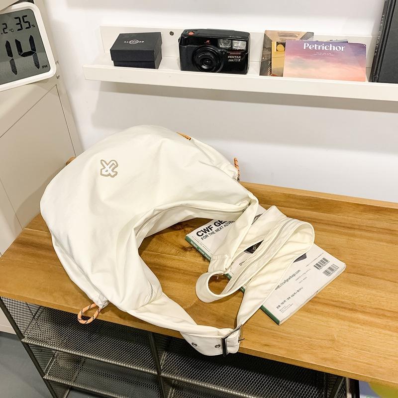 Hua'er and Xiao have the same casual trendy brand dumpling bag, women's sports cycling messenger bag, and boys' large-capacity shoulder bag.