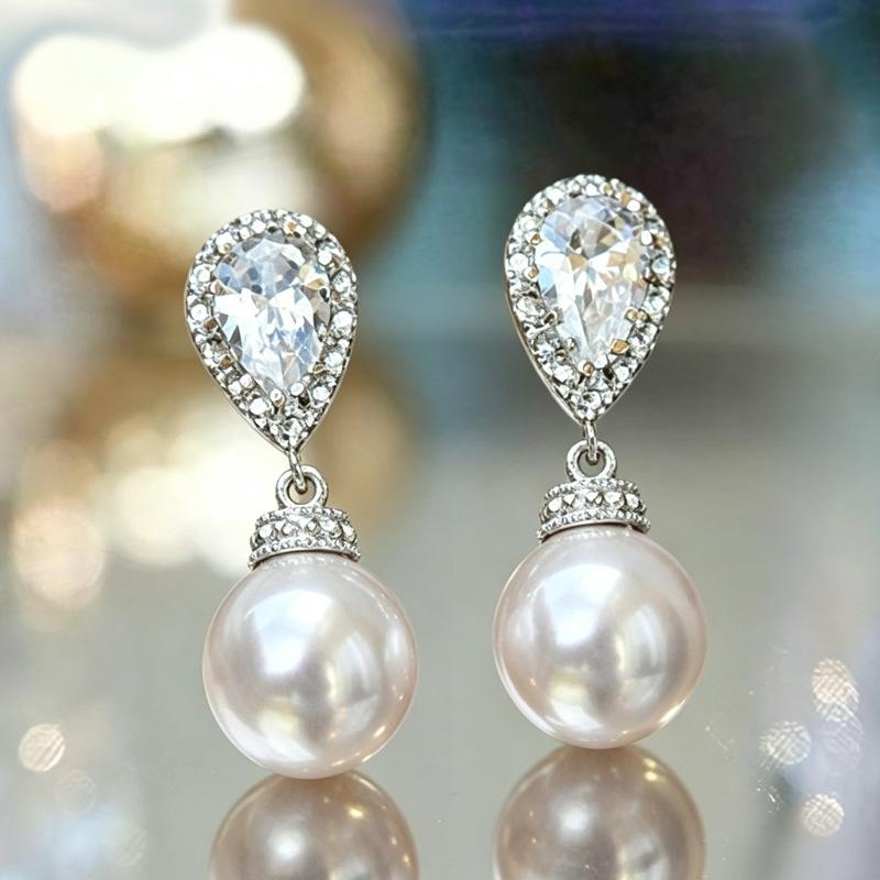 Japanese and Korean exquisite accessories, temperament versatile zircon imitation pearl earrings, fashionable workplace commuter earrings