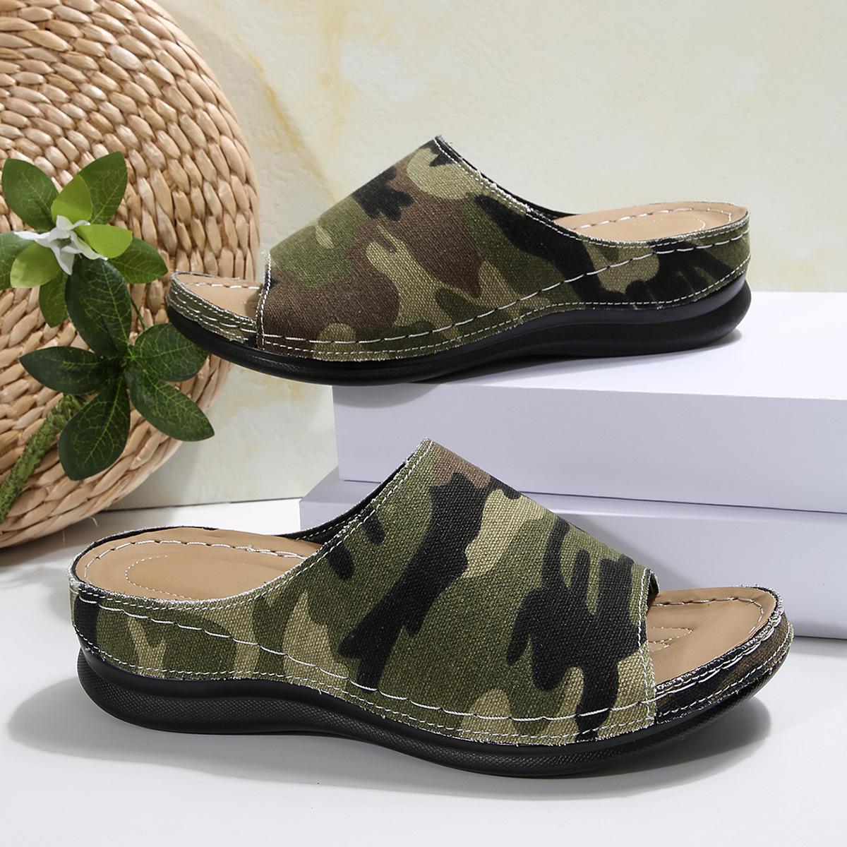 

Большого размера шлепанцы с открытым носком 2025 лето новые сандалии носить рыбий рот камуфляж на одной педали танкетка шлепанцы женские 43 зелёный
