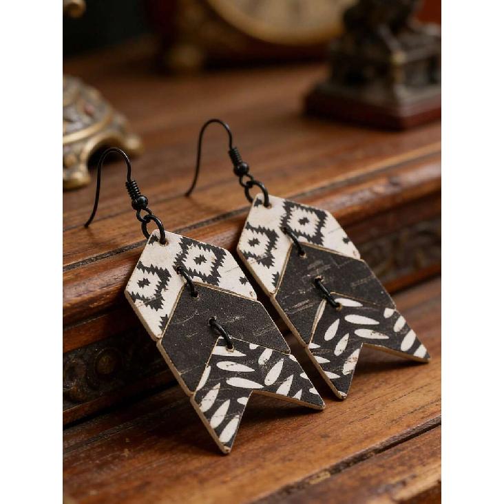 1 Pair Vintage Creative Classical Distressed Fish Tail Multi-Layer Patchwork Western Style Printed PU Leather Earrings, Retro Earrings
