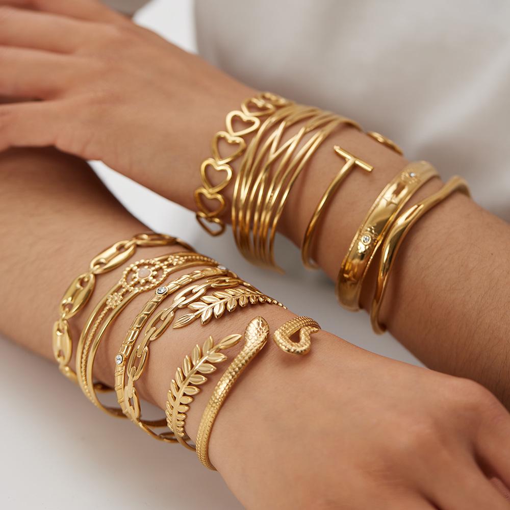 

Luxury European & American Style Women s Stainless Steel Heart Bracelet