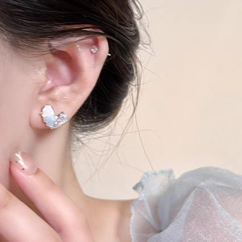Ice transparent blue crystal love stud earrings, high-end temperament earrings, fashionable and cold exquisite earrings.