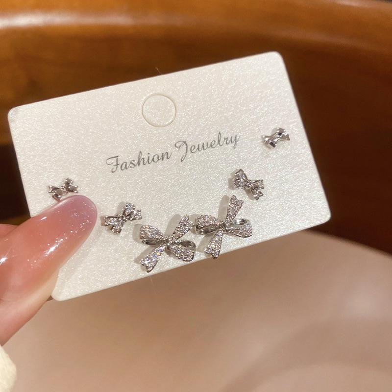Kwiatowe Perłowe Srebrne Kolczyki Kwadratowe z Diamentami: Elegancka, Wszechstronna Biżuteria dla Słodkiego i Delikatnego Wyglądu.