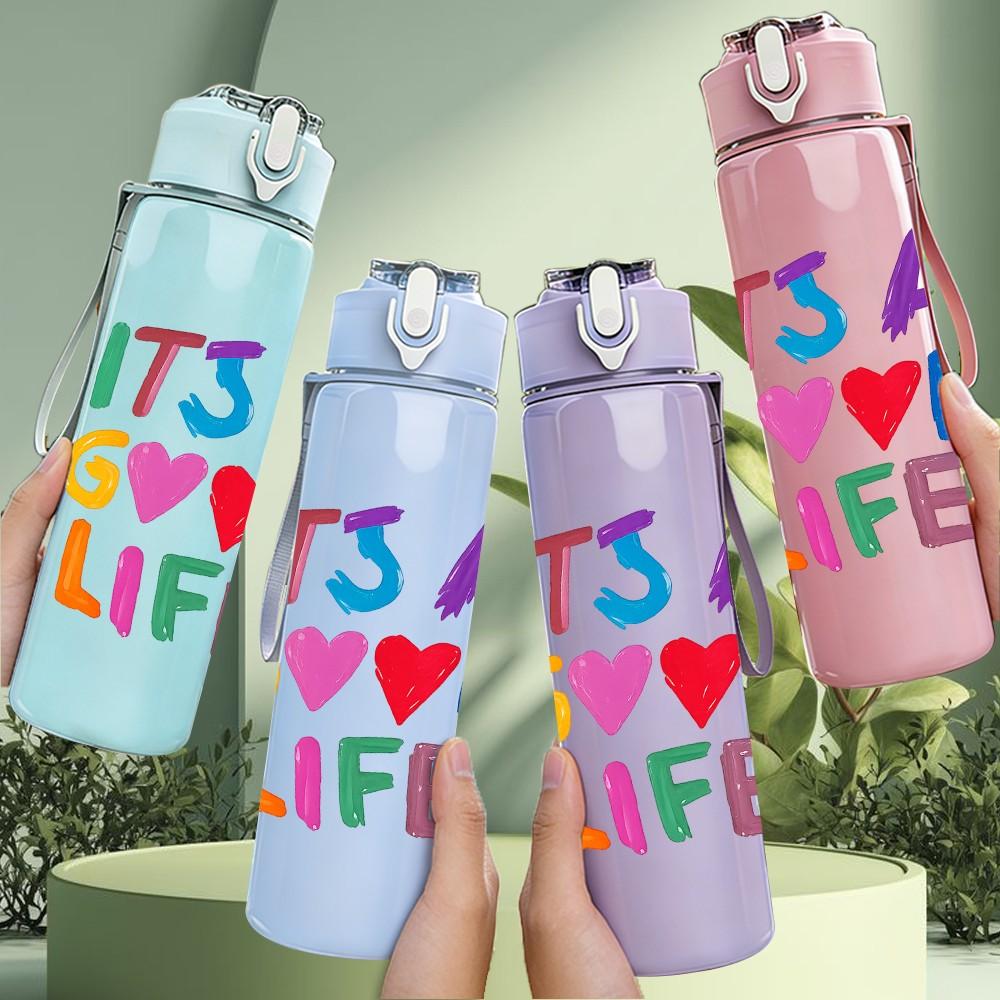 1PC Its A Good Life Colorful Text Print 750ml Color Plastic Sports Water Bottle Leakproof Flip Straw Lid Suitable for Sports Office Home Use