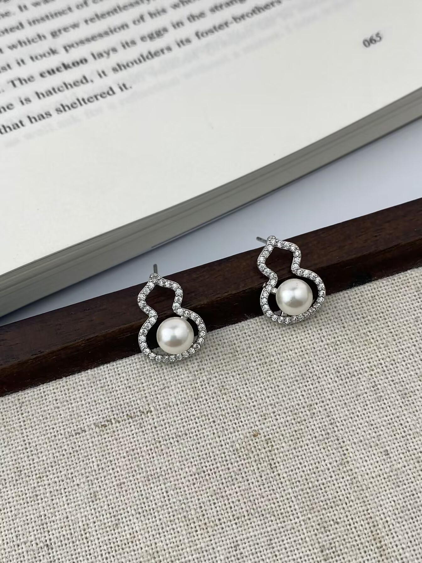 Retro Chic Pearl Necklace with Micro-Paved Gourd Design - Elegant and Versatile Collarbone Chain