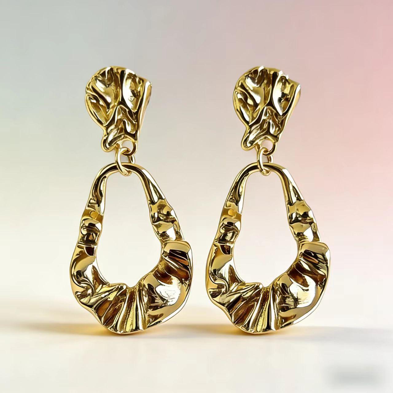 Personalized Irregular Pleated Texture Stud Earrings - Light Luxury, Trendy Hong Kong Style for Women. золотой