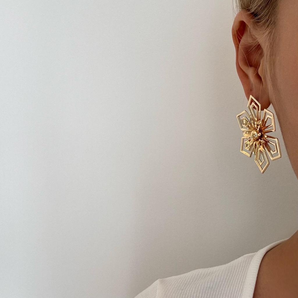 Seaside Vacation Floral Stud Earrings for Women - High-End, Elegant Style