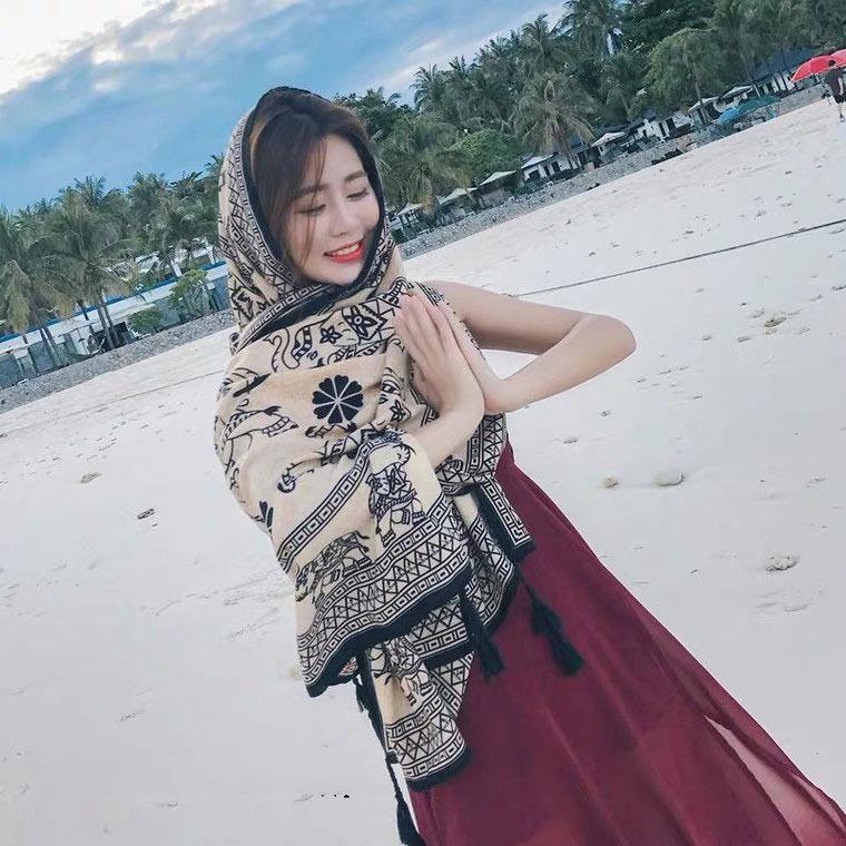 Letní foto z cesty k jezeru Qinghai v etnickém stylu červené slané jezero Chaka velký šátek hedvábný šátek pouštní teplý šátek dámský