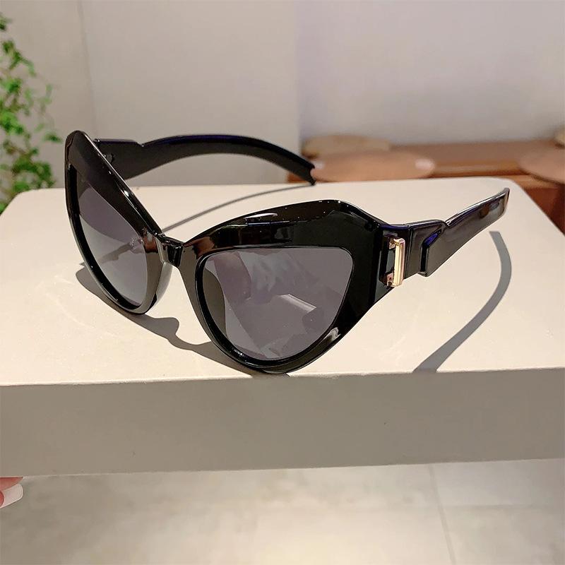 Big Frame Vintage Cat Eye Sunglasses Women Men Luxury Designer Sun Glasses Punk Rivet Shades Outdoor Goggle