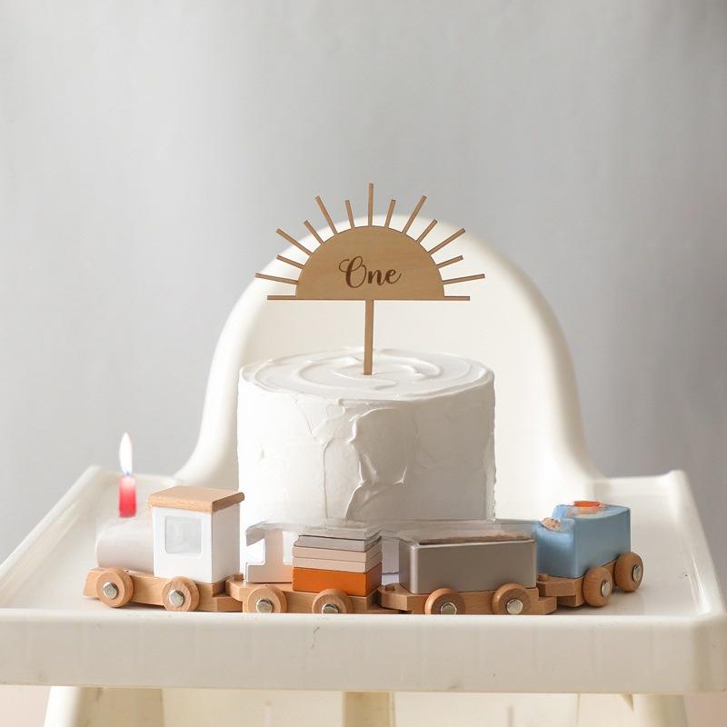 Tren din lemn pentru ziua de naștere a bebelușului - Jucărie creativă cu ornament foto