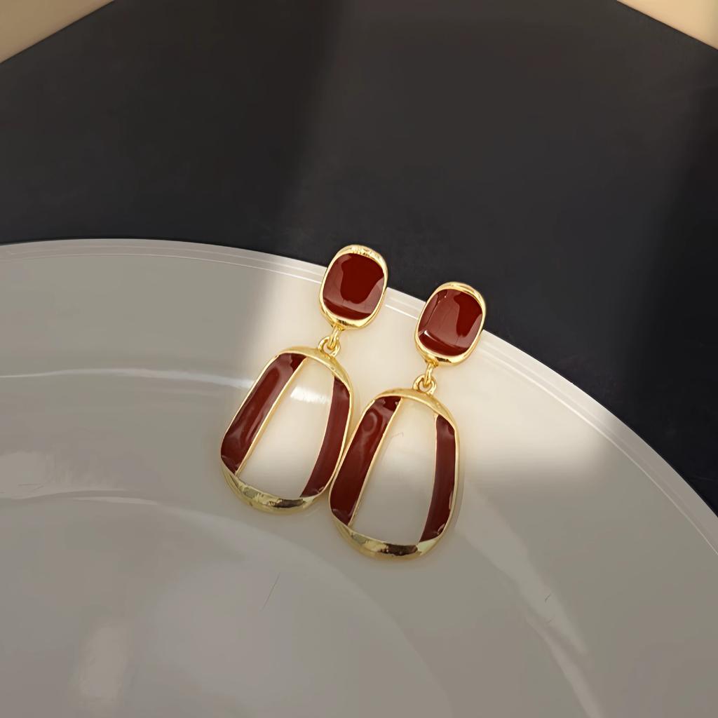 Vintage Twist Metal Hollow Square Dangle Earrings for Women White Red Enamel Oil Geometry Dangle Earrings Party Simple Jewelry