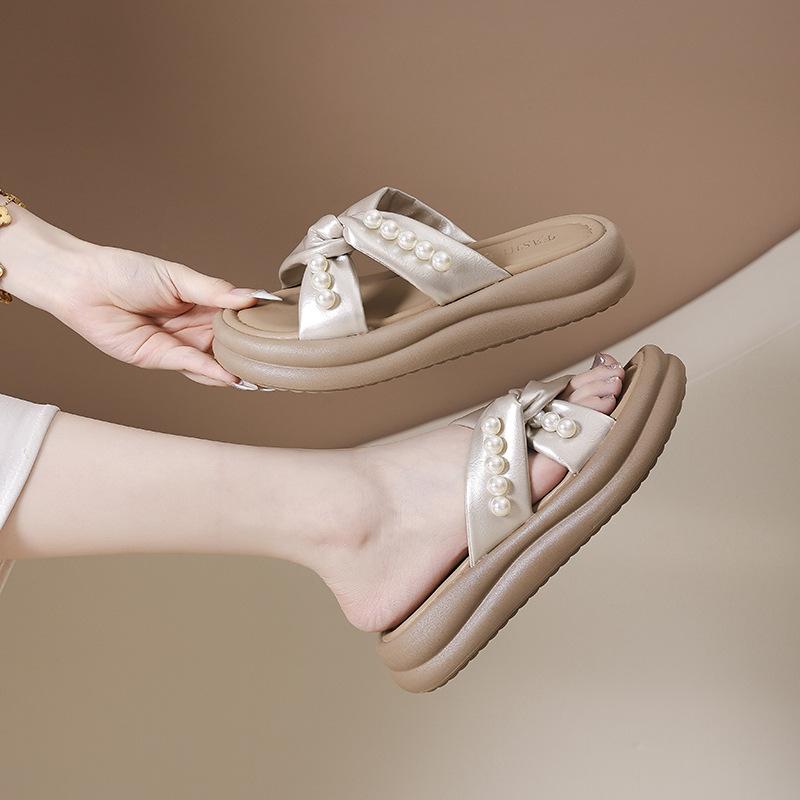 Dicksohlige Kreuz-Ein-Wort-Sandalen für Damen Sommer 2025 neue Mode und bequeme lässige französische Perle mit Rock-Sandalen