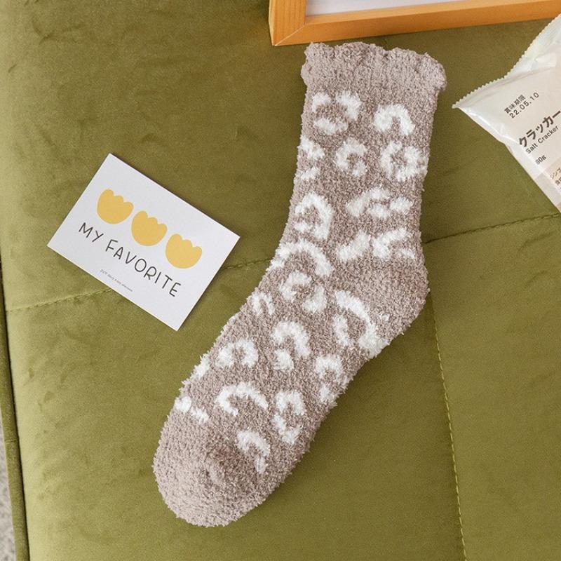 Leopard Print Coral Fleece Mid-calf Socks for Women To Keep Warm and Protect Against The Cold In Autumn and Winter, Bubble-mouth Socks