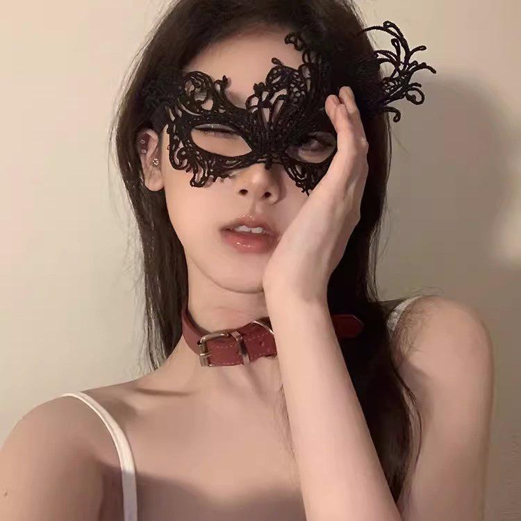 Elegant Lace Half-Face Feather Mask for Halloween Party or Masquerade