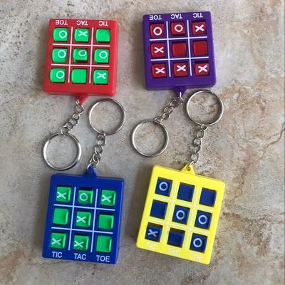 4 ks/8 ks/12 ks Malé dárky do školy pro slavnostní setkání, Vánoce, Halloweenskou párty Malé dárky, Klíčový dárek na párty Piškvorky XO Fidget Spinner,