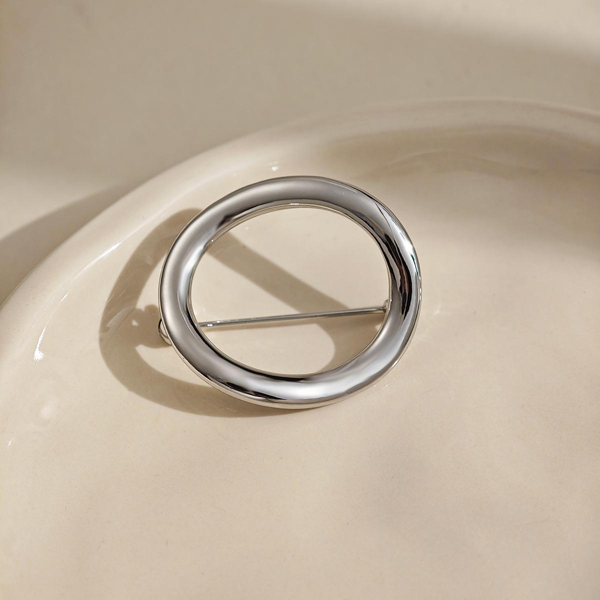 Versatile Geometric Circle Luxury Metal Brooch: European and American Irregular Style серебряный