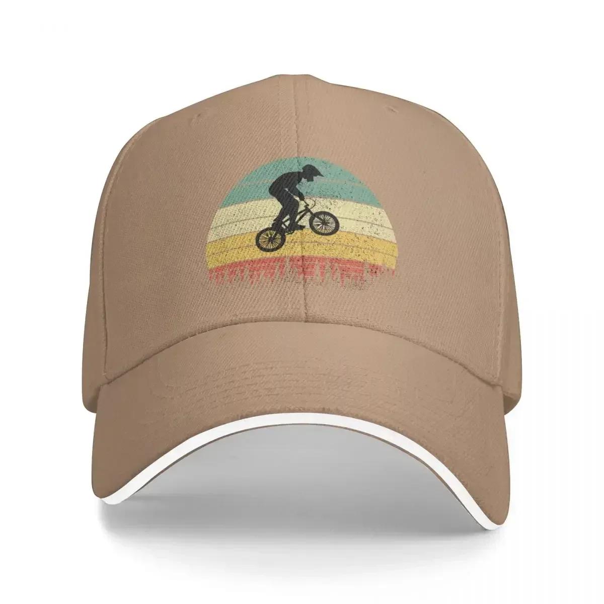 

Хлопчик на BMX-велосипеді стрибає через дерева на заході сонця Бейсболка Новинка В капелюсі Капелюх Люксовий бренд Гольф-одяг Вінтажна Дівчина Унісекс