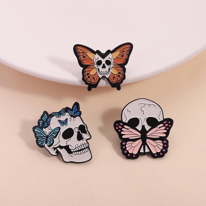 Halloween Totenkopf Schmetterling Emaille Pins Gotischer Skelettkopf Mystische Schmetterlings Broschen Revers Abzeichen Schmuck Geschenk für Freunde