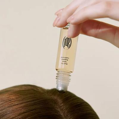 Nährender Kopfhaut-Roll-On mit Schwarztee