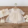 Vestito estivo intero per bambina con pizzo elegante, tessuto a rete, pantaloni per neonato e gonna a portafoglio. Completo da principessa per il 100° giorno del bambino.