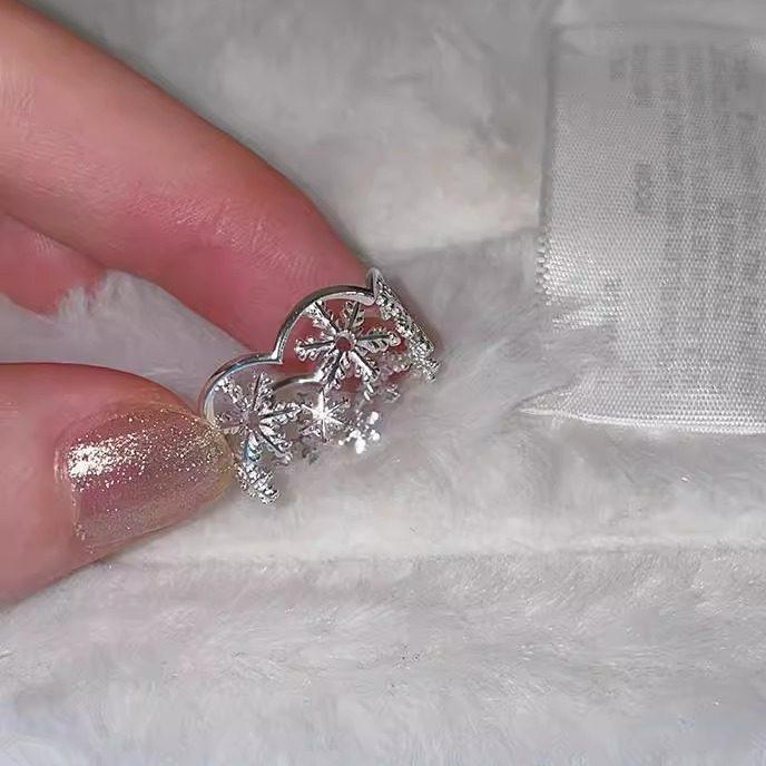 Exquisite Hollow Snowflake Ring - Trendy, Versatile Fashion Ring for Women, Perfect for OL Commutes or Internet Celebrity Style.