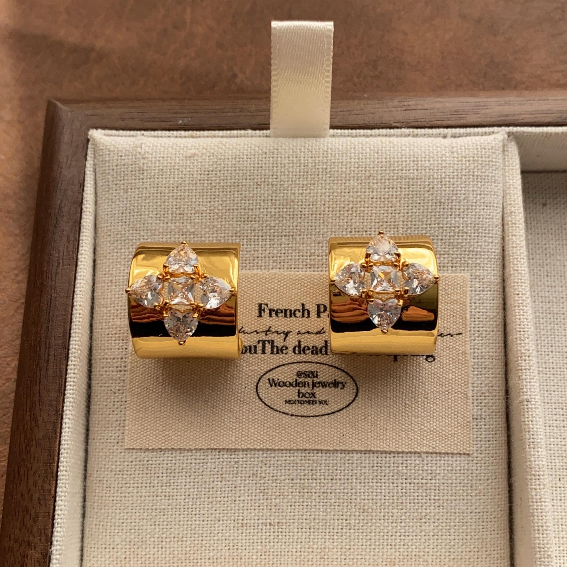 Vintage C-shaped earrings, unique star glow zircon oil drop earrings, high-end exquisite earrings.