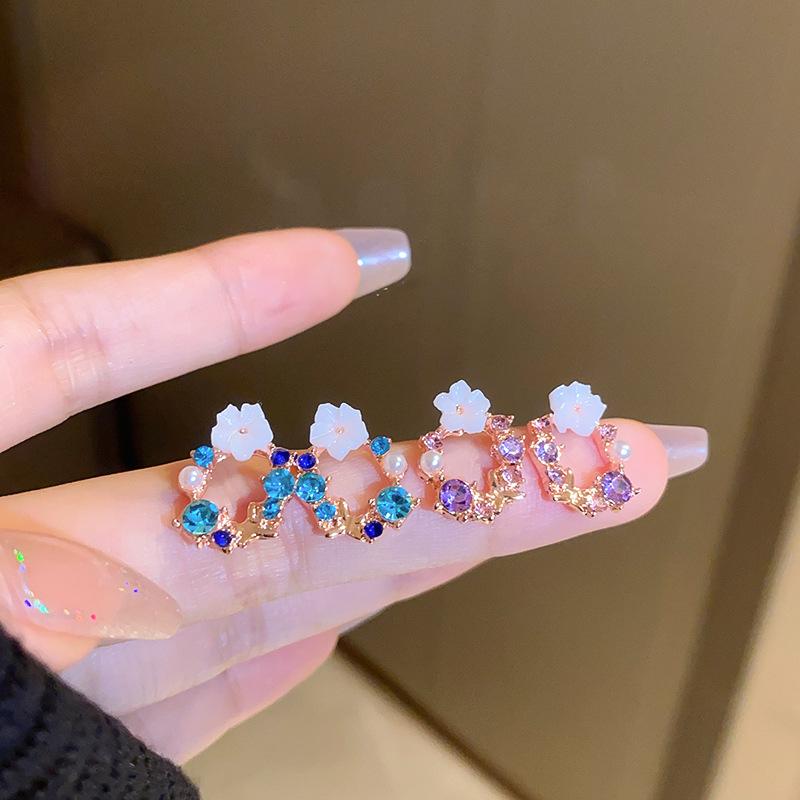 2 Pairs Flower Leaves Stud Earrings for Women Girls Korean Fashion Rhinestone Crystal Stud Earrings Party Banquet Zircon Gift