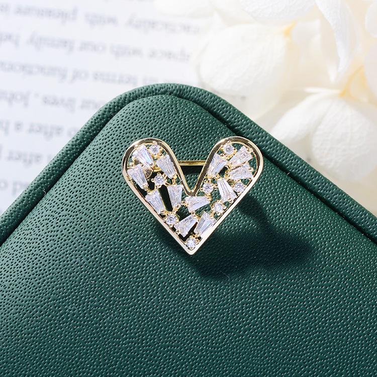 Broșă elegantă în formă de inimă anti-expunere: Broșă drăguță în stil japonez și coreean pentru corsaje și gulere la modă