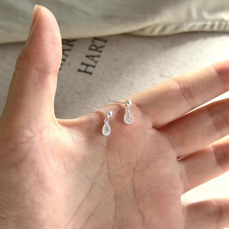 Orecchini a lobo farfalla in argento sterling S925 da donna design di nicchia ins senso del design orecchini senza fastidio orecchini per buco dell'orecchio semplici