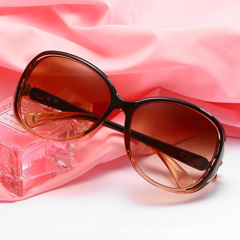 Women's European-American Fashion Sunglasses - Large Frame Fox Head Model 8842